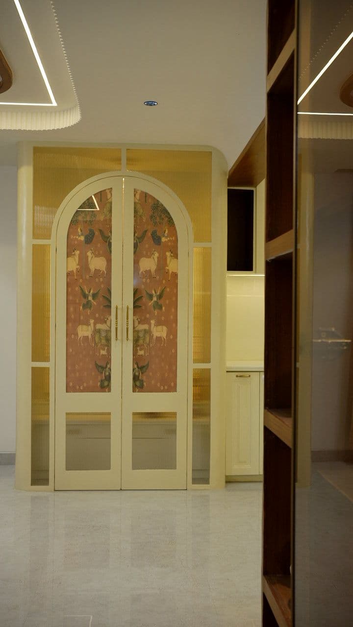 Decorative arched door